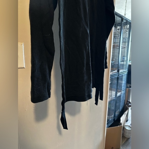 2010s Long Sleeve Thermal with straps at bottom - Picture 4 of 7